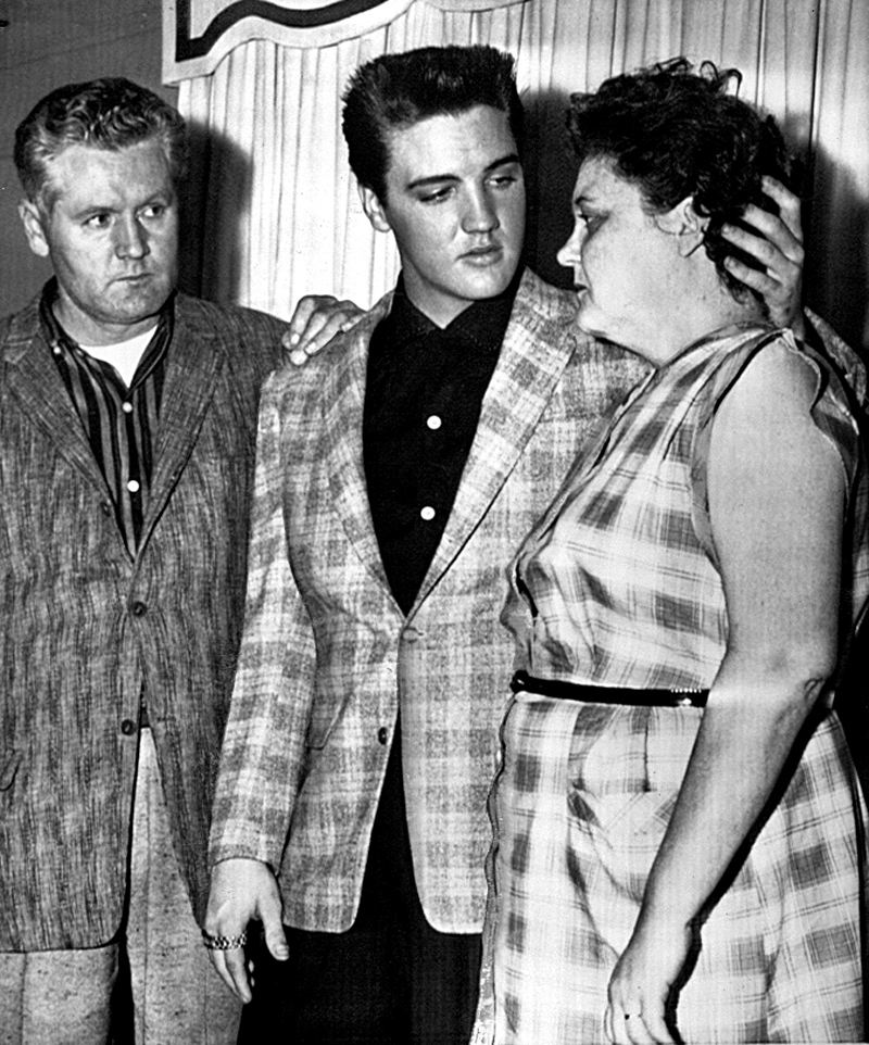 Elvis_with_parents_1958